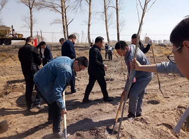 雙遼市農(nóng)機(jī)局積極參與義務(wù)植樹活動(dòng)(圖文)