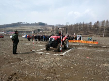 撫松縣2019年農(nóng)機(jī)駕駛員考試順利開考